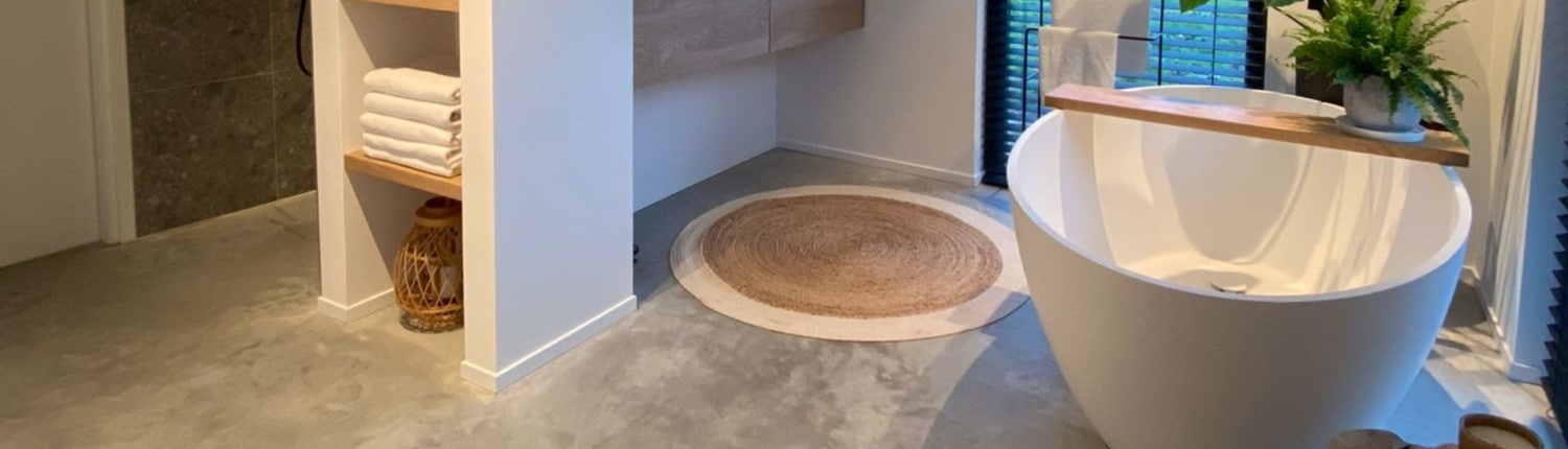 Woonbeton vloer in moderne badkamer Woonbeton vloer in moderne badkamer - Oosterhout