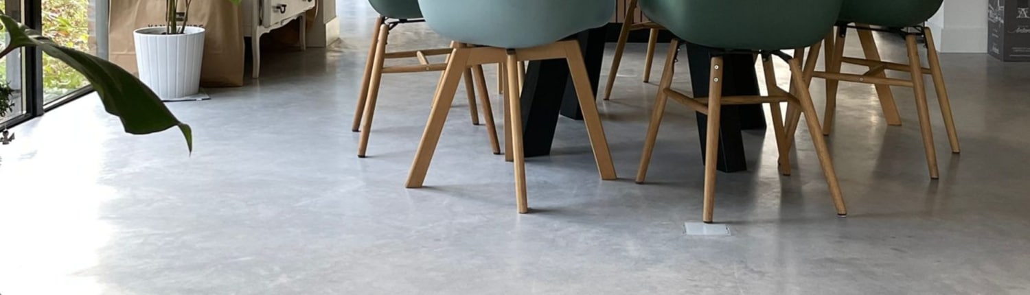 Een betonvloer doortrekken in uw woning zorgt voor een strak en mooi resultaat