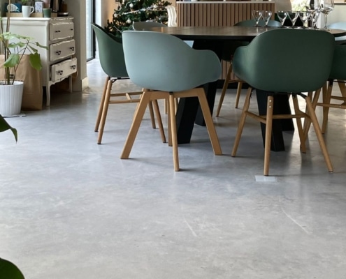 Een betonvloer doortrekken in uw woning zorgt voor een strak en mooi resultaat