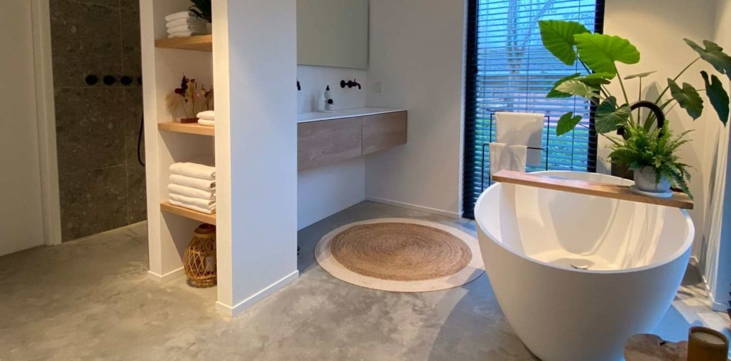 Woonbeton vloer is naadloos en stijlvol Woonbeton vloer gevlinderd en geïmpregneerd voor badkamer op begane vloer