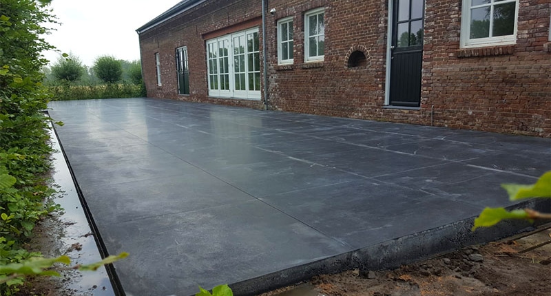 Terrasvloer-AVBetonvloeren-boerderij1 tegelmotief gevlinderde buitenbeton terras vloer