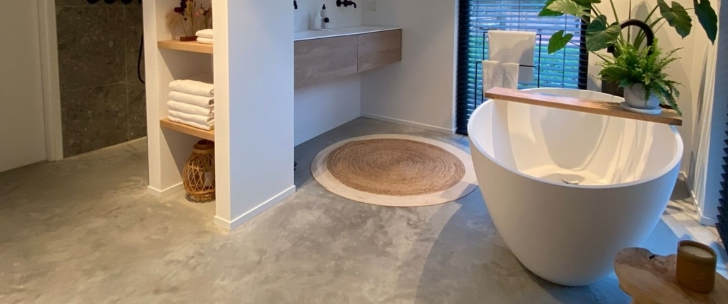 woonbeton-vloer-badkamer Prachtige woonbeton vloer in de badkamer