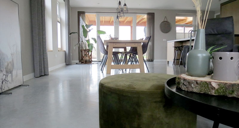 woonbeton-vloer-regio-hoogeloon sfeervol en moderne woonbeton vloer door AV Betonvloeren.
