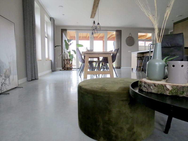 sfeervol en moderne woonbeton vloer door AV Betonvloeren.