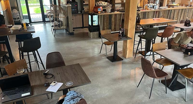 woonbeton cafe eerde AV Betonvloeren legt industrieel woonbeton in Village Depart in Eerde