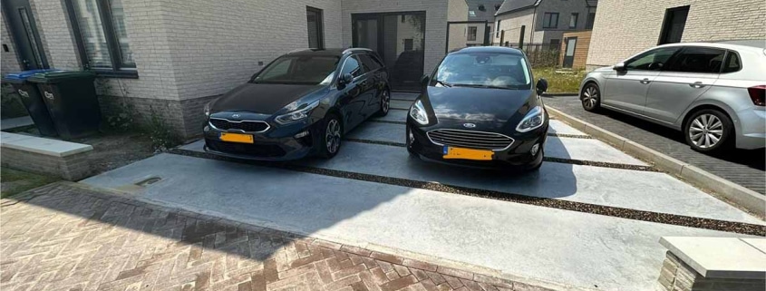 oprit van gepolierde betonplaten met grindstroken