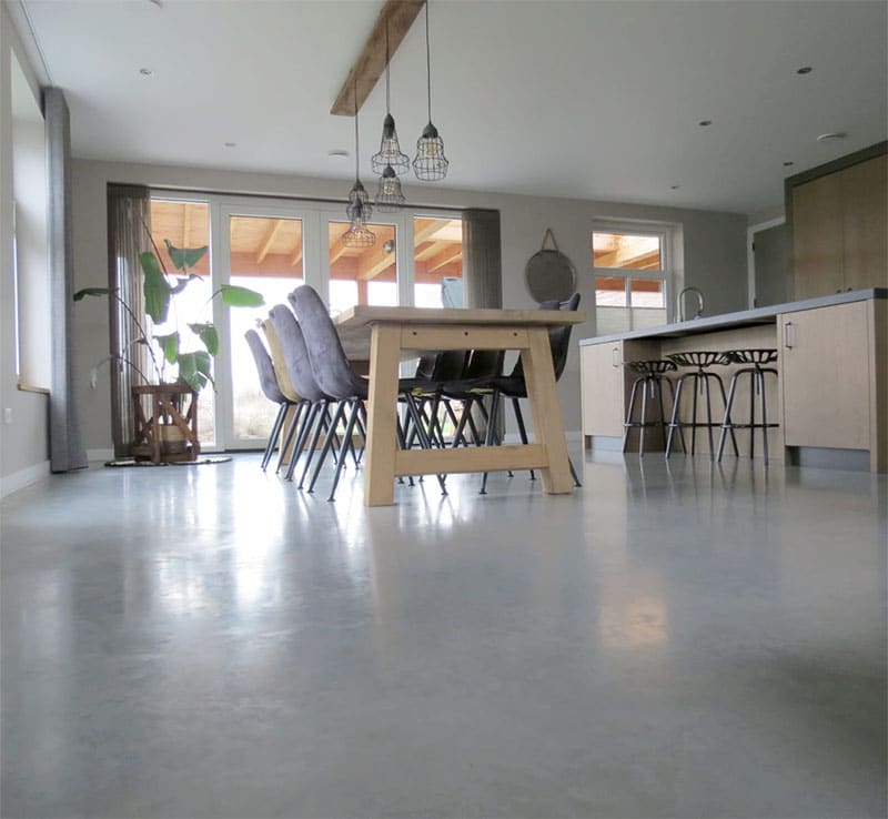 Modern interieur met woonbeton in Sint Oedenrode