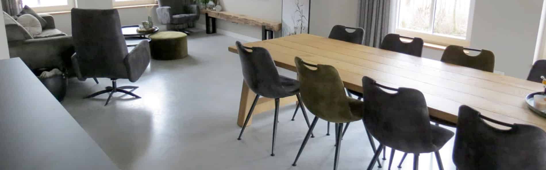 Volledige benedenverdieping met woonbeton in Sint-Oedenrode, aangelegd door AV Betonvloeren.