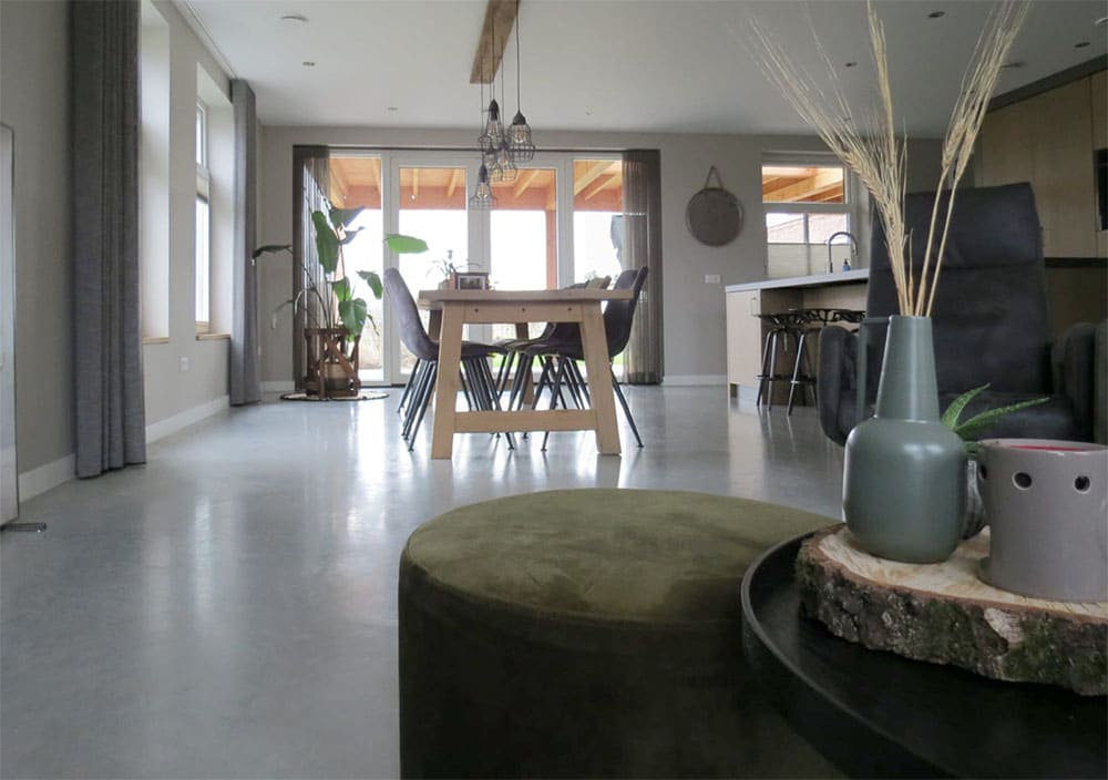 woonkamer met betonvloer